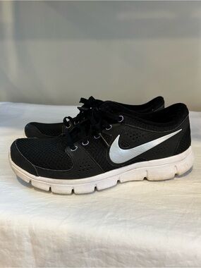 Nike Flex Experience Run VT2 Black White Running Shoes Women’s Size 7 Sneakers